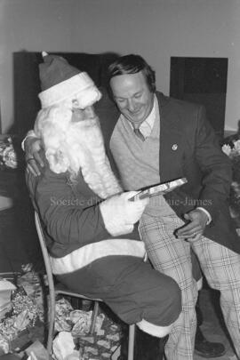 Un des employés de Domtar avec le Père-Noël, à Lebel-sur-Quévillon