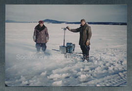 Préparation du chemin d’hiver sur le lac aux Dorés en 1955. À l’arrière plan apparaît le site de ...