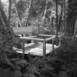 Banc de repos dans le sentier écologique