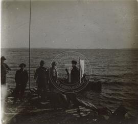 Départ en canot sur le Lac Saint-Jean. Au centre : Peter McKenzie