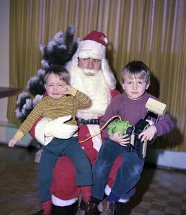 Enfants de Pierre Hains avec le Père-Noël à Lebel-sur-Quévillon