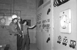 Trois travailleurs à l’intérieur de la scierie de Barrette-Saucier à Lebel-sur-Quévillon