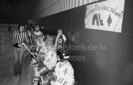 Joueuses de hockey sur le banc des joueurs à Lebel-sur-Quévillon