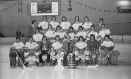 Équipe de Hockey avec la coupe Nordair et un trophée pour la partie entre les Flames et le Domtar