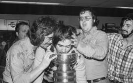 Joueurs de Hockey fêtant leur victoire à la taverne de Lebel-sur-Quévillon