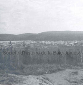 Ville de Chibougamau vue de la côte du réservoir