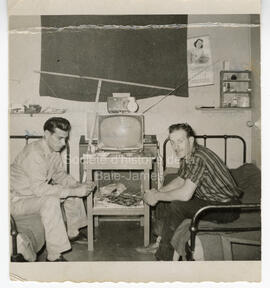 Deux hommes dans un dortoir, à Chibougamau