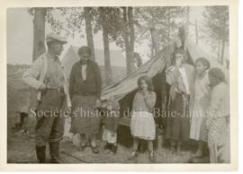 Le frère Laflamme O.M.I. et une famille crie.