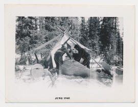 Assemblage de canot, expédition d’arpentage des lacs Nichicun et Naokokan, hiver 1941-1942.