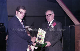 M. Poirier recevant un présent à l’occasion de son départ de Lebel-sur-Quévillon