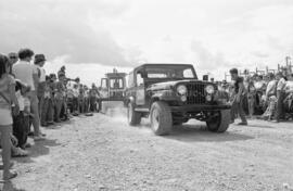 Jeep tirant des blocs de ciment lors de la fête du 15e de Lebel-sur-Quévillon