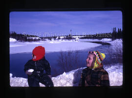Enfant devant rivière Chibougamau au mile 132