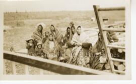 Groupe de femmes et d’enfants cris.