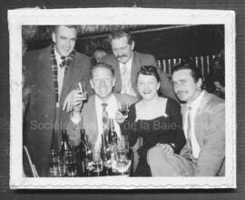 Georges, Wally McQuade, Ray Wilkie, Helène Lavoie-Mann, et Joseph Mann à l’hôtel Waconichi vers 1...