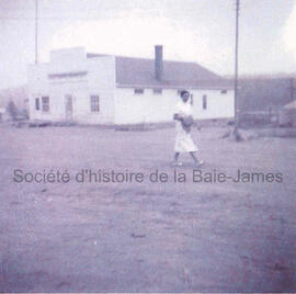 Femme marchant devant un commerce de Chibougamau