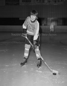 Jeune joueur de hockey à Lebel-sur-Quévillon