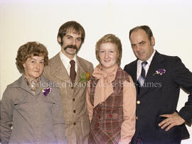 Pierre Brisson et Mariette Pelletier pour leur mariage accompagnés d’un homme et d’une femme à Le...