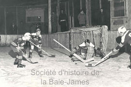 Membres de l'équipe de hockey du frère Clément Larose, commanditée par la mine Campbell