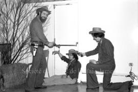 3 hommes jouant une pièce de théâtre[?], lors d’une soirée western à Lebel-sur-Quévillon