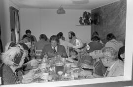 Groupe de personnes au restaurant aux finales des Jeux du Québec à Chapais