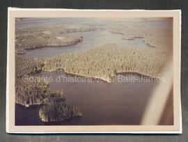 Vue aérienne du lac Chibougamau (avant) et du lac aux Dorés (arrière) montrant le chalet de Randy...