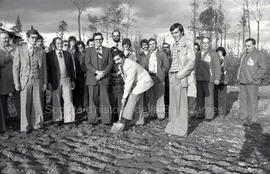 Groupe de personnes au début de la construction du chalet de ski à Lebel-sur-Quévillon.