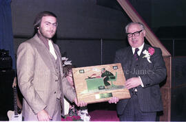 M. Poirier recevant un présent à l’occasion de son départ de Lebel-sur-Quévillon