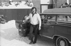 Jean-Guy Perron avec une ambulance pour la livraison