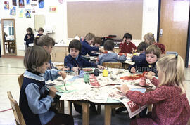 Classe de maternelle faisant du bricolage à Lebel-sur-Quévillon.