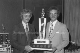 Deux hommes avec un trophée au banquet de clôture de la saison de la ligue Nordair