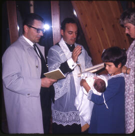 Baptème de Moïra. Dominique tient le bébé. À gauche, le parrain Simon (frère de François) et à dr...