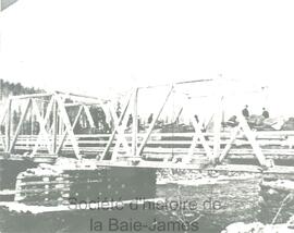 Hommes sur un pont en réparation