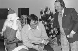 Un des employés de Domtar avec le Père-Noël, à Lebel-sur-Quévillon