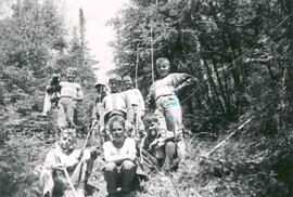 Jeunes garçons dans le sentier qui mène à la tour.