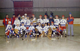 Groupe de personnes pour les Championnats provinciaux de Hockey mineur à Lebel-sur-Quévillon