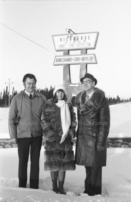 Marie-Josée Longchamps accompagnée de deux hommes, à Lebel-sur-Quévillon