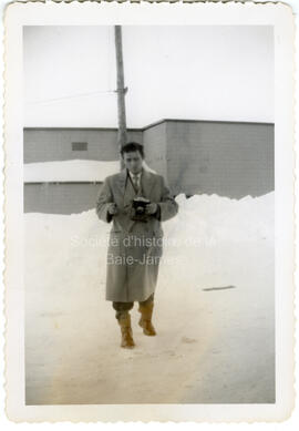 Un homme [non identifié]