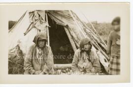 Deux femmes cries devant une tente.