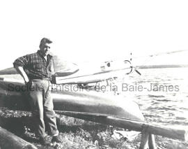 Bill Lafontaine devant un avion