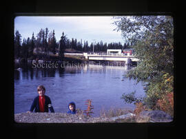 Enfants devant un pont à la rivière Chibougamau.
