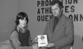 Un des athlètes recevant un prix à la soirée SPAQ de Lebel-sur-Quévillon