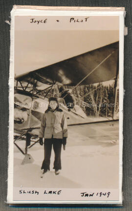 Joyce Oakley devant un avion Foxmoth de la compagnie A. Fecteau Transport Aérien  au lac Slush en...