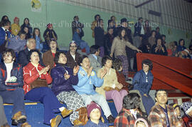 Groupe de personnes pour les Championnats provinciaux de Hockey mineur à Lebel-sur-Quévillon