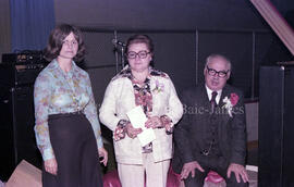 M. et Mme Poirier et une femme à l’occasion de leur départ de Lebel-sur-Quévillon