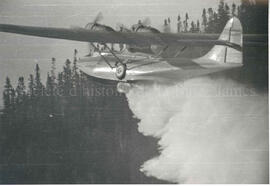 Avion arrosant le feu de Chibougamau.