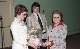 Trois personnes dont Jeanne Poirier lors de la cérémonie de départ de M. Winston Whittom de Lebel...