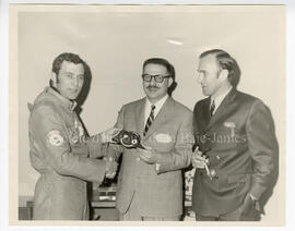 Remise de trophée, lors du Rallye