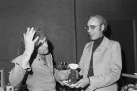 Deux hommes avec un trophée au banquet de clôture de la saison de la ligue Nordair