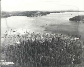 Vue aérienne du campement, de la Capital Trades et du campement Campbell sur l'île Merrill.