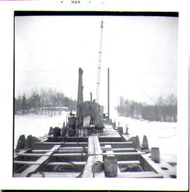P203,S1,D1,P5 - Des hommes travaillant à la construction d’un pont de la ligne du chemin de fer F...